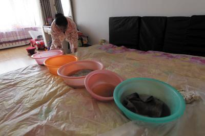 张掖楼上漏水，住户失联，小区没物管，业主维权难！律师来支招……